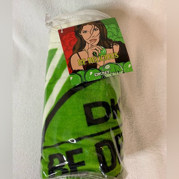 DKNY Be Delicious Green Apple and White Limited Edition Towel - Picture 6 of 7